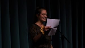 Leah Weigand beim Vortragen eines Textes auf einer Bühne